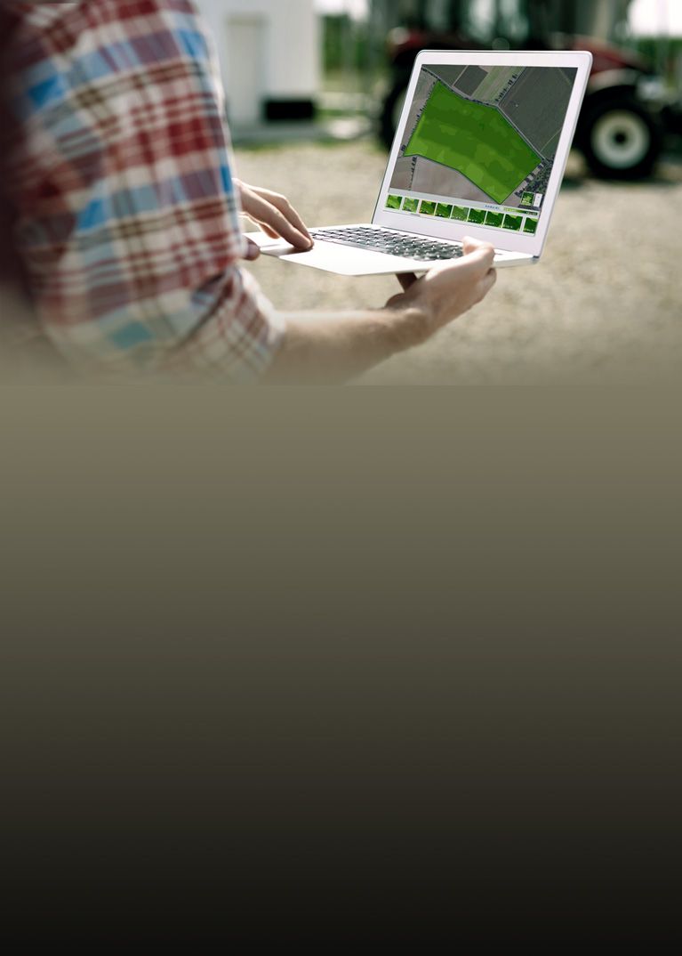 Agricultor mirando a Atfarm