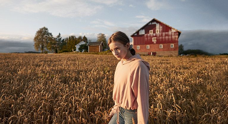 Chica en el campo de trigo