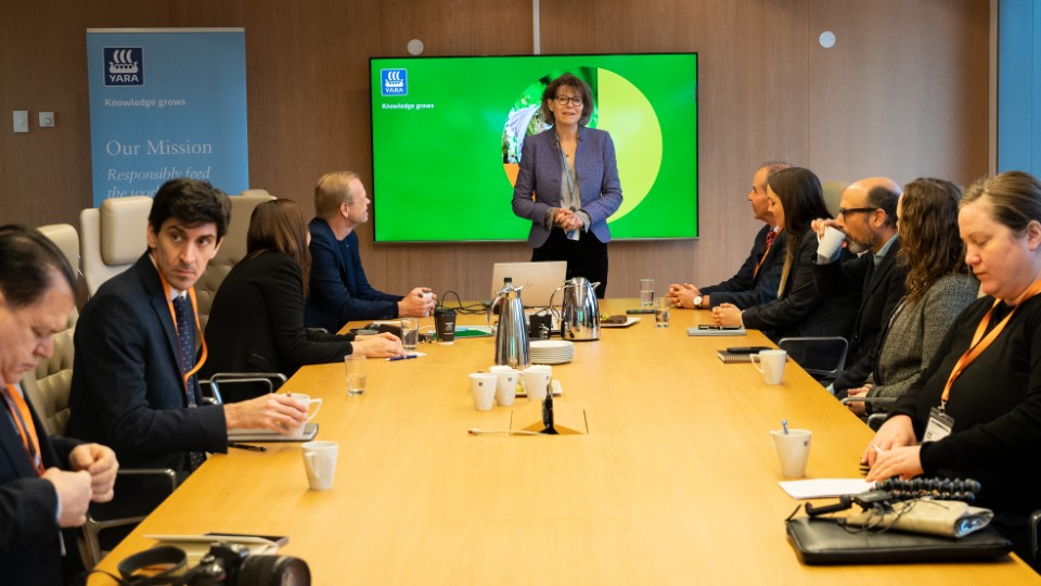 Birgitte Holter, Vicepresidenta de Green Fertilizer solutions, dio la bienvenida a Walter Hernández, Director General de El Parque Papas, a sus colaboradores argentinos, a dos representantes de la Embajada de Argentina en Noruega y a los periodistas que asistieron a la firma.